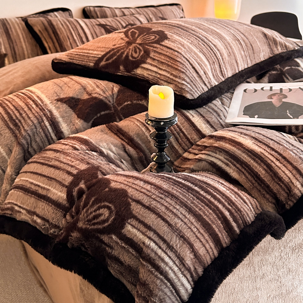 91家纺网 家纺一手货源 找家纺 梵克保罗 2025秋冬新款加厚8斤包边款美拉德仿兔毛皮草牛奶绒四件套 美拉德包边款-蝶之翼