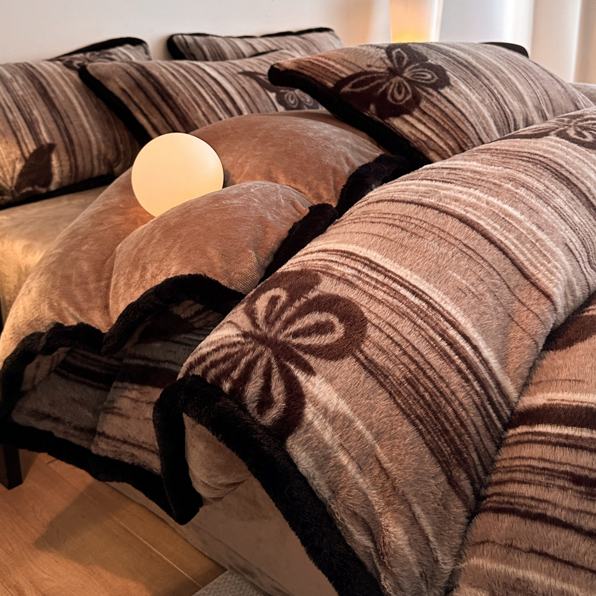 91家纺网 家纺一手货源 找家纺 梵克保罗 2025秋冬新款加厚8斤包边款美拉德仿兔毛皮草牛奶绒四件套 美拉德包边款-蝶之翼