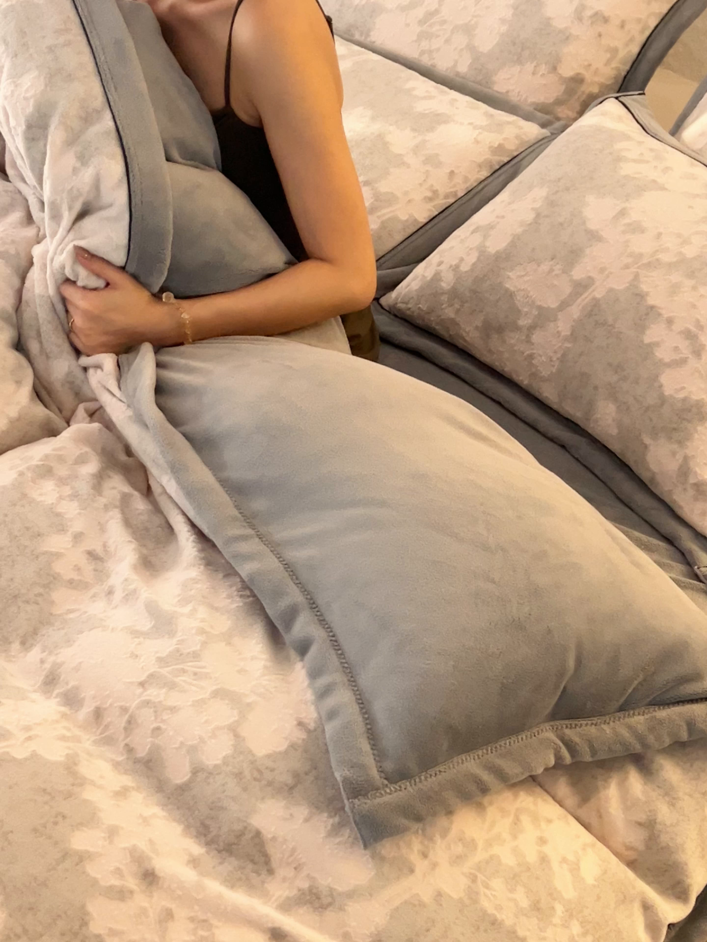 91家纺网 家纺一手货源 找家纺 寐绸家纺 2025秋冬新款230g牛奶绒染色雕花四件套 雕花四件套-丛林意境