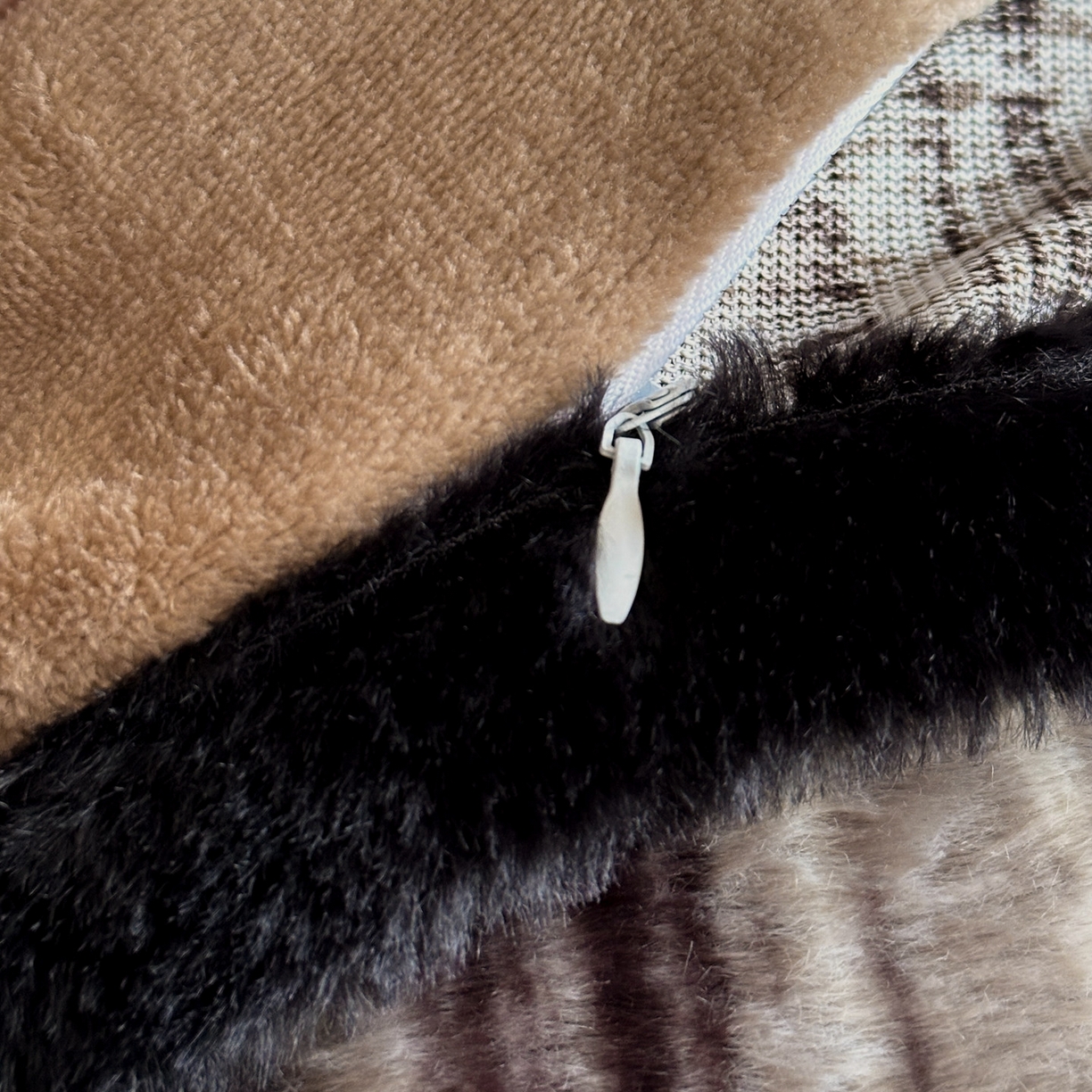 91家纺网 家纺一手货源 找家纺 梵克保罗 2025秋冬新款加厚8斤包边款美拉德仿兔毛皮草牛奶绒四件套 美拉德包边款-蝶之翼