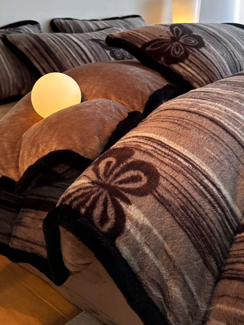 91家纺网 家纺一手货源 找家纺 梵克保罗 2025秋冬新款加厚8斤包边款美拉德仿兔毛皮草牛奶绒四件套 美拉德包边款-蝶之翼