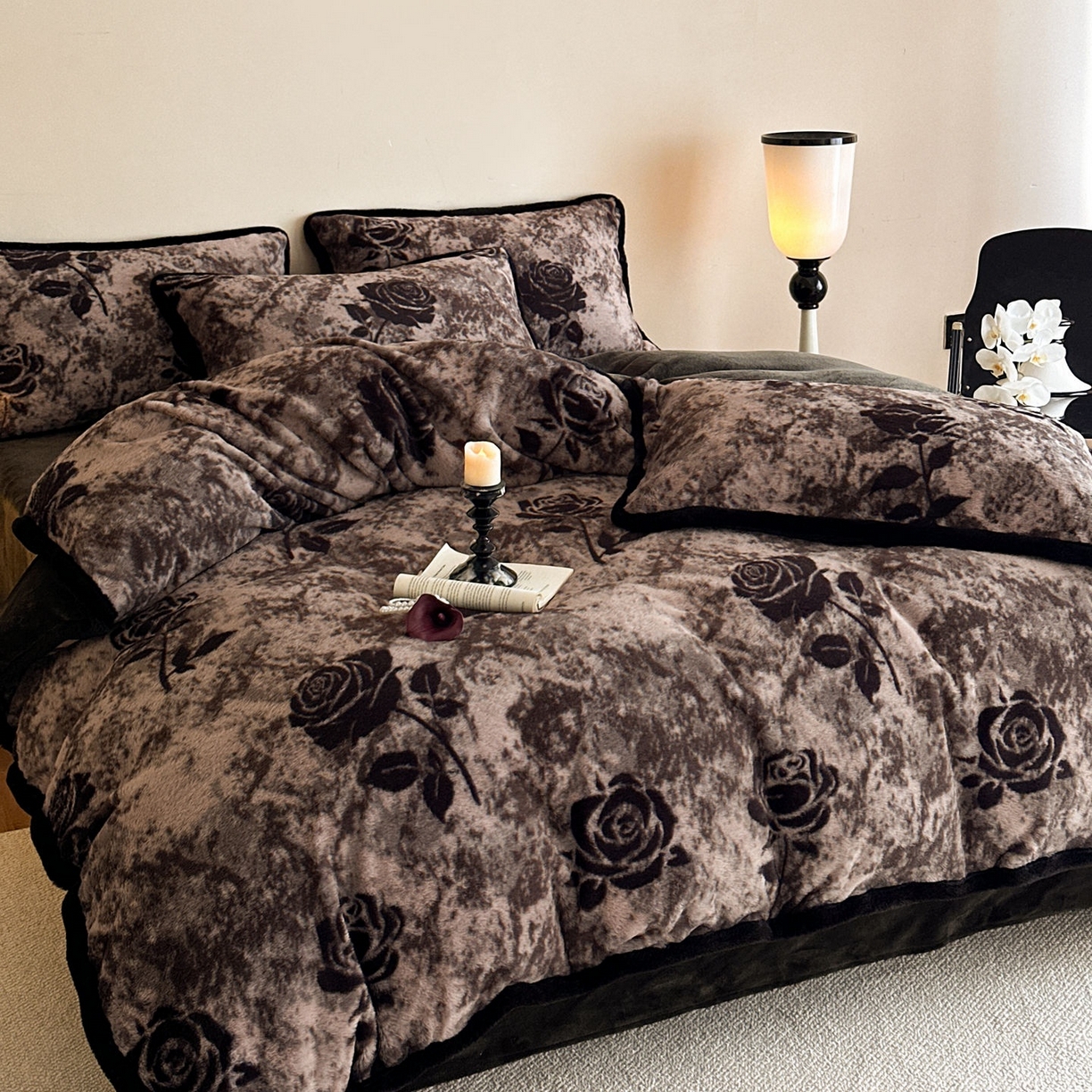 91家纺网 家纺一手货源 找家纺 梵克保罗 2025秋冬新款加厚8斤包边款美拉德仿兔毛皮草牛奶绒四件套 美拉德包边款-花间絮语