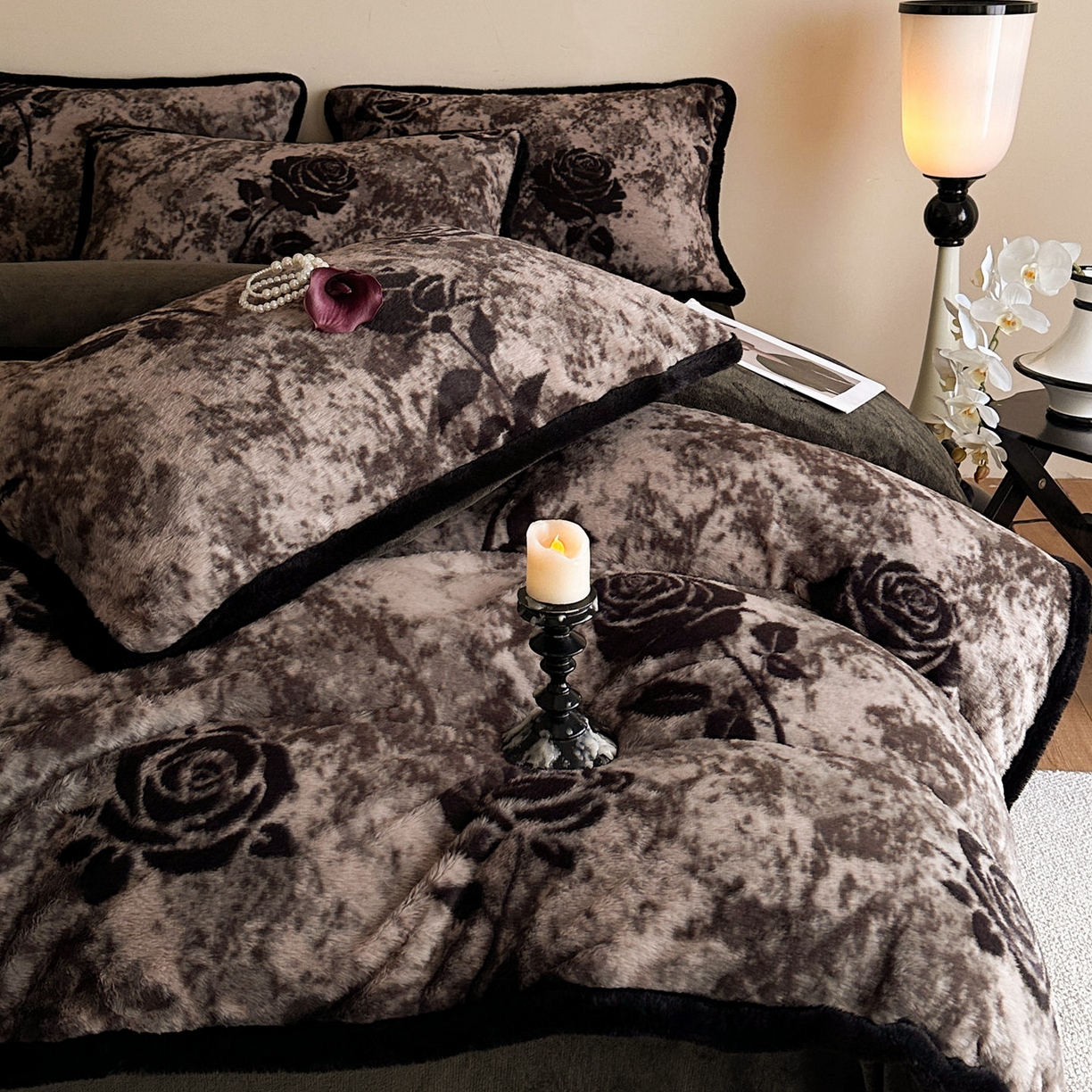 91家纺网 家纺一手货源 找家纺 梵克保罗 2025秋冬新款加厚8斤包边款美拉德仿兔毛皮草牛奶绒四件套 美拉德包边款-花间絮语