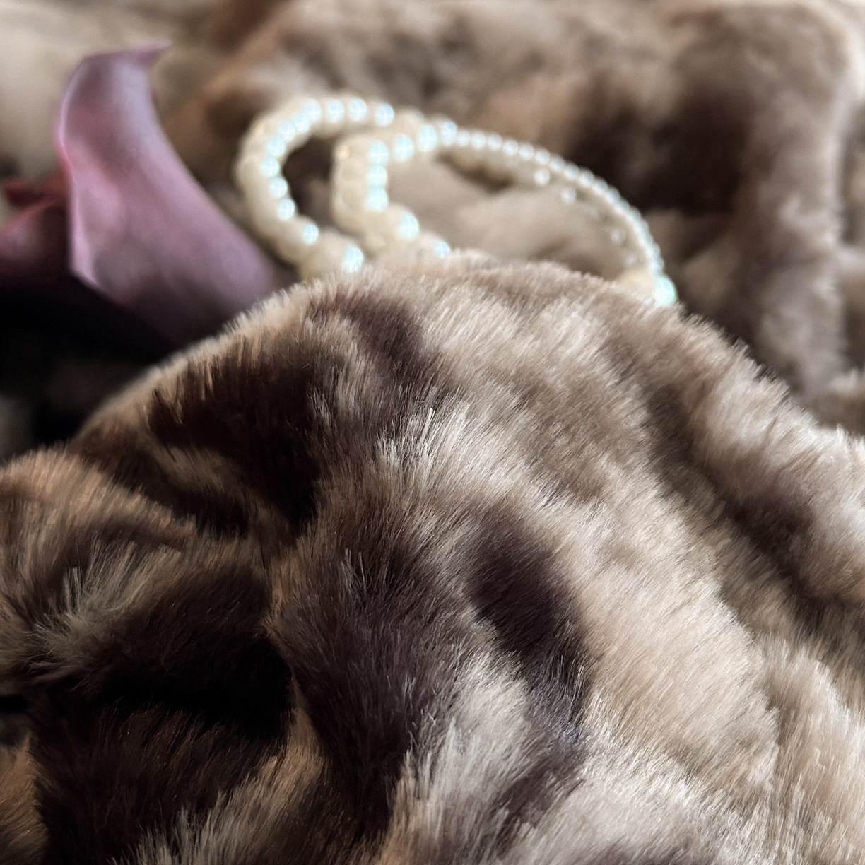 91家纺网 家纺一手货源 找家纺 梵克保罗 2025秋冬新款加厚8斤包边款美拉德仿兔毛皮草牛奶绒四件套 美拉德包边款-花间絮语