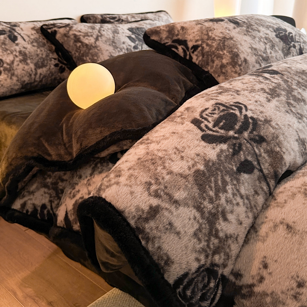 91家纺网 家纺一手货源 找家纺 梵克保罗 2025秋冬新款加厚8斤包边款美拉德仿兔毛皮草牛奶绒四件套 美拉德包边款-花间絮语