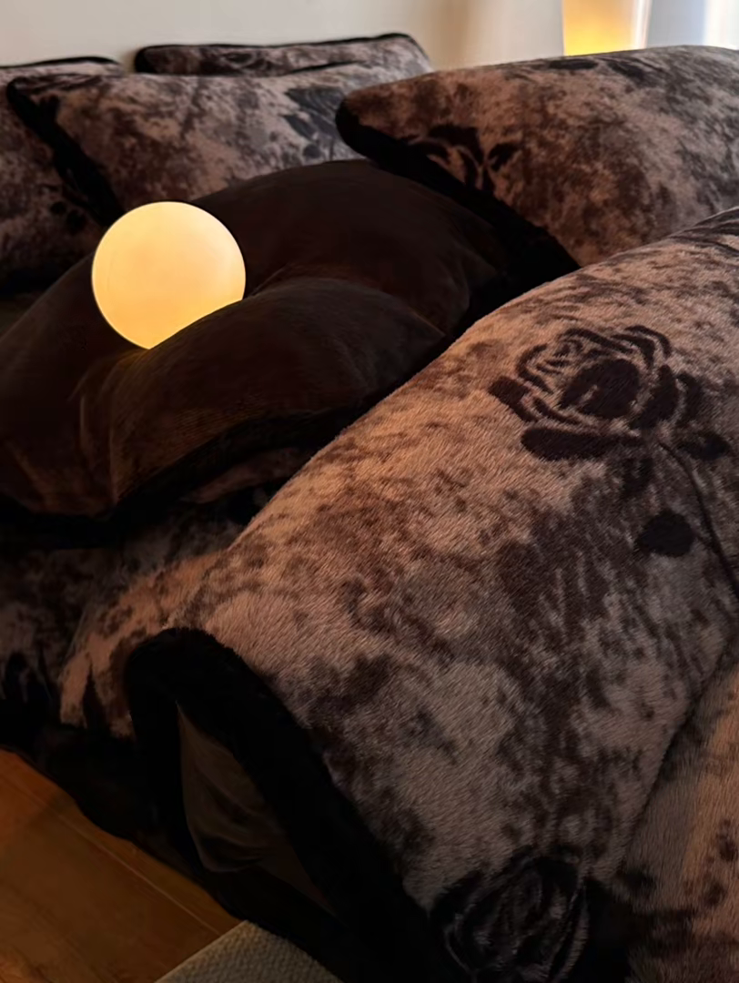 91家纺网 家纺一手货源 找家纺 梵克保罗 2025秋冬新款加厚8斤包边款美拉德仿兔毛皮草牛奶绒四件套 美拉德包边款-花间絮语