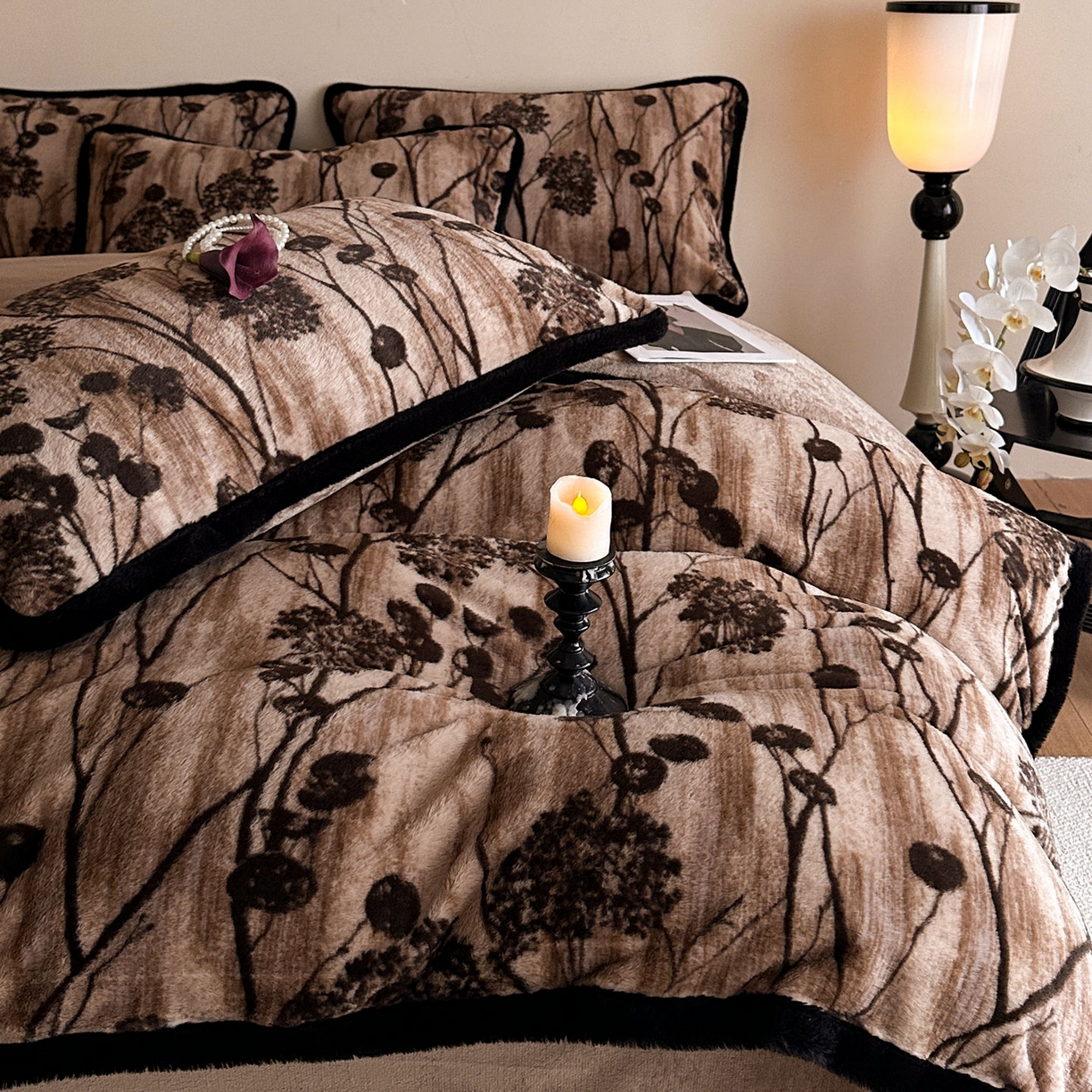 91家纺网 家纺一手货源 找家纺 梵克保罗 2025秋冬新款加厚8斤包边款美拉德仿兔毛皮草牛奶绒四件套 美拉德包边款-花夕