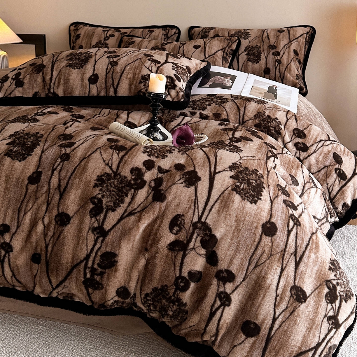 91家纺网 家纺一手货源 找家纺 梵克保罗 2025秋冬新款加厚8斤包边款美拉德仿兔毛皮草牛奶绒四件套 美拉德包边款-花夕