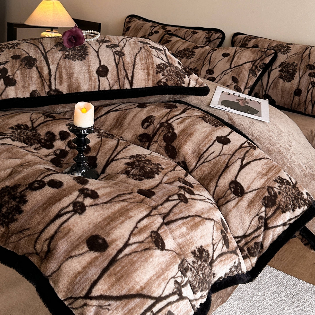 91家纺网 家纺一手货源 找家纺 梵克保罗 2025秋冬新款加厚8斤包边款美拉德仿兔毛皮草牛奶绒四件套 美拉德包边款-花夕