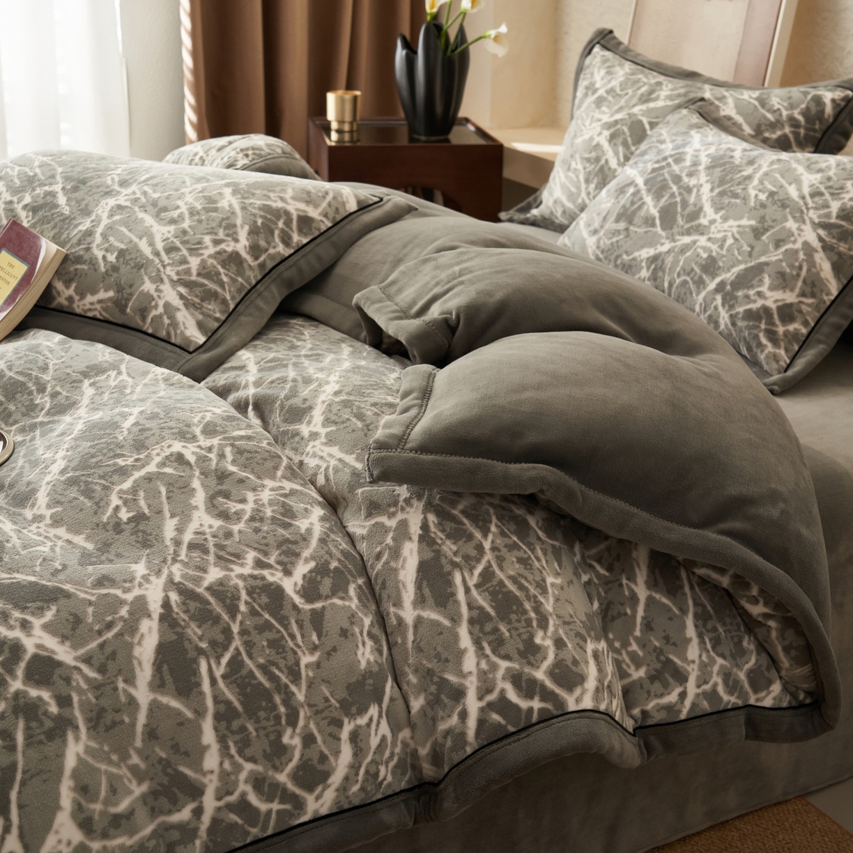 91家纺网 家纺一手货源 找家纺 寐绸家纺 2025秋冬新款230g牛奶绒染色雕花四件套 雕花四件套-大理石纹