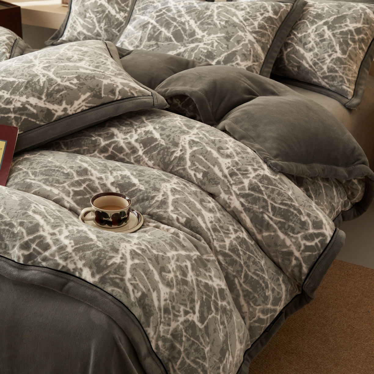 91家纺网 家纺一手货源 找家纺 寐绸家纺 2025秋冬新款230g牛奶绒染色雕花四件套 雕花四件套-大理石纹