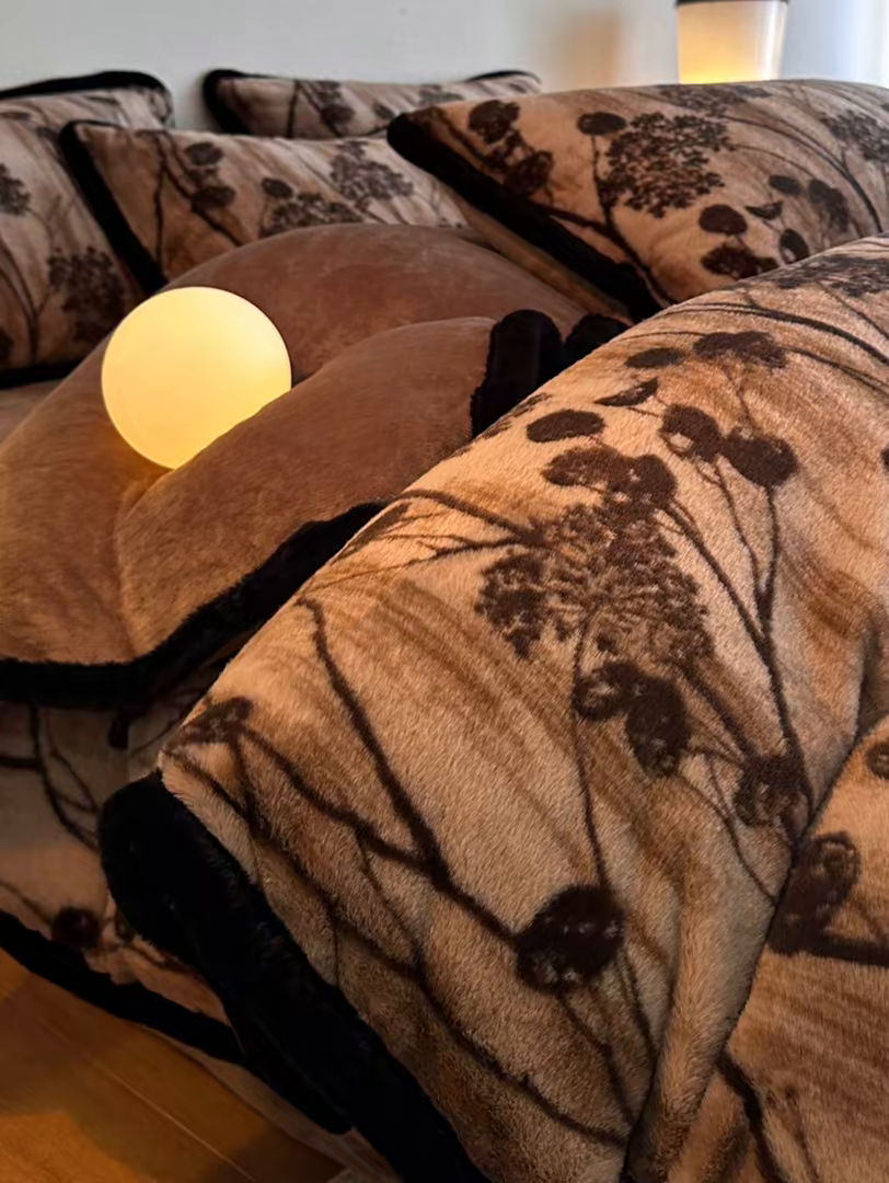 91家纺网 家纺一手货源 找家纺 梵克保罗 2025秋冬新款加厚8斤包边款美拉德仿兔毛皮草牛奶绒四件套 美拉德包边款-花夕