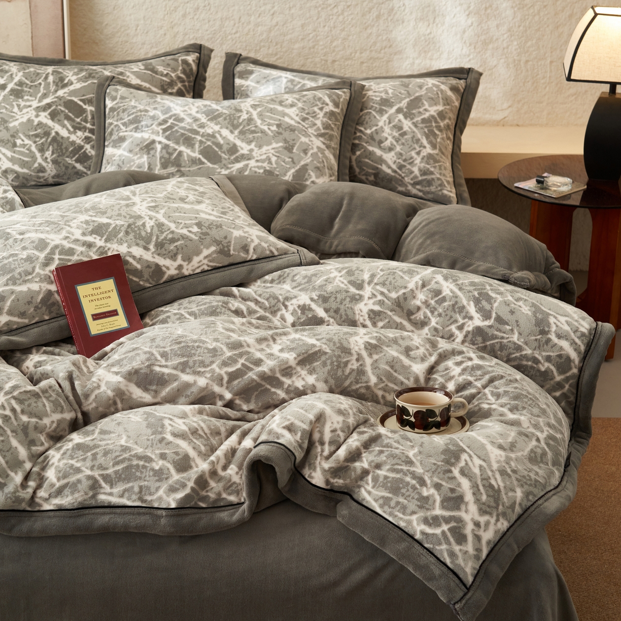 91家纺网 家纺一手货源 找家纺 寐绸家纺 2025秋冬新款230g牛奶绒染色雕花四件套 雕花四件套-大理石纹