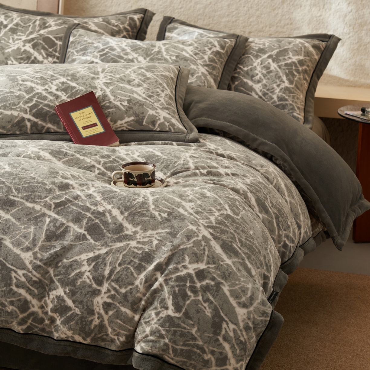 91家纺网 家纺一手货源 找家纺 寐绸家纺 2025秋冬新款230g牛奶绒染色雕花四件套 雕花四件套-大理石纹