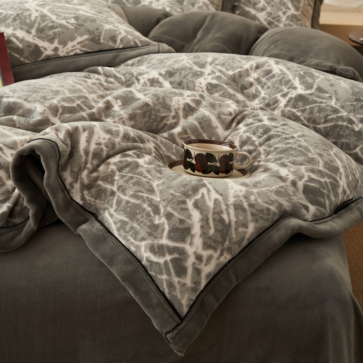 91家纺网 家纺一手货源 找家纺 寐绸家纺 2025秋冬新款230g牛奶绒染色雕花四件套 雕花四件套-大理石纹