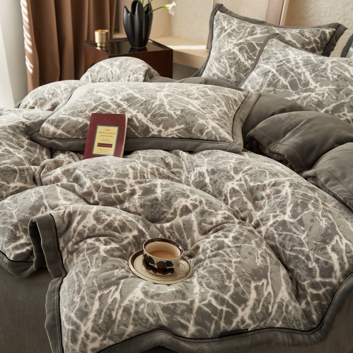 91家纺网 家纺一手货源 找家纺 寐绸家纺 2025秋冬新款230g牛奶绒染色雕花四件套 雕花四件套-大理石纹