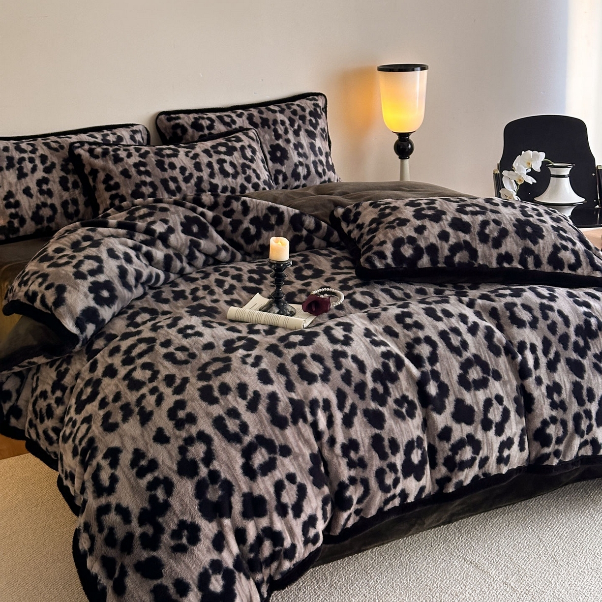 91家纺网 家纺一手货源 找家纺 梵克保罗 2025秋冬新款加厚8斤包边款美拉德仿兔毛皮草牛奶绒四件套 美拉德包边款-浪漫雪豹