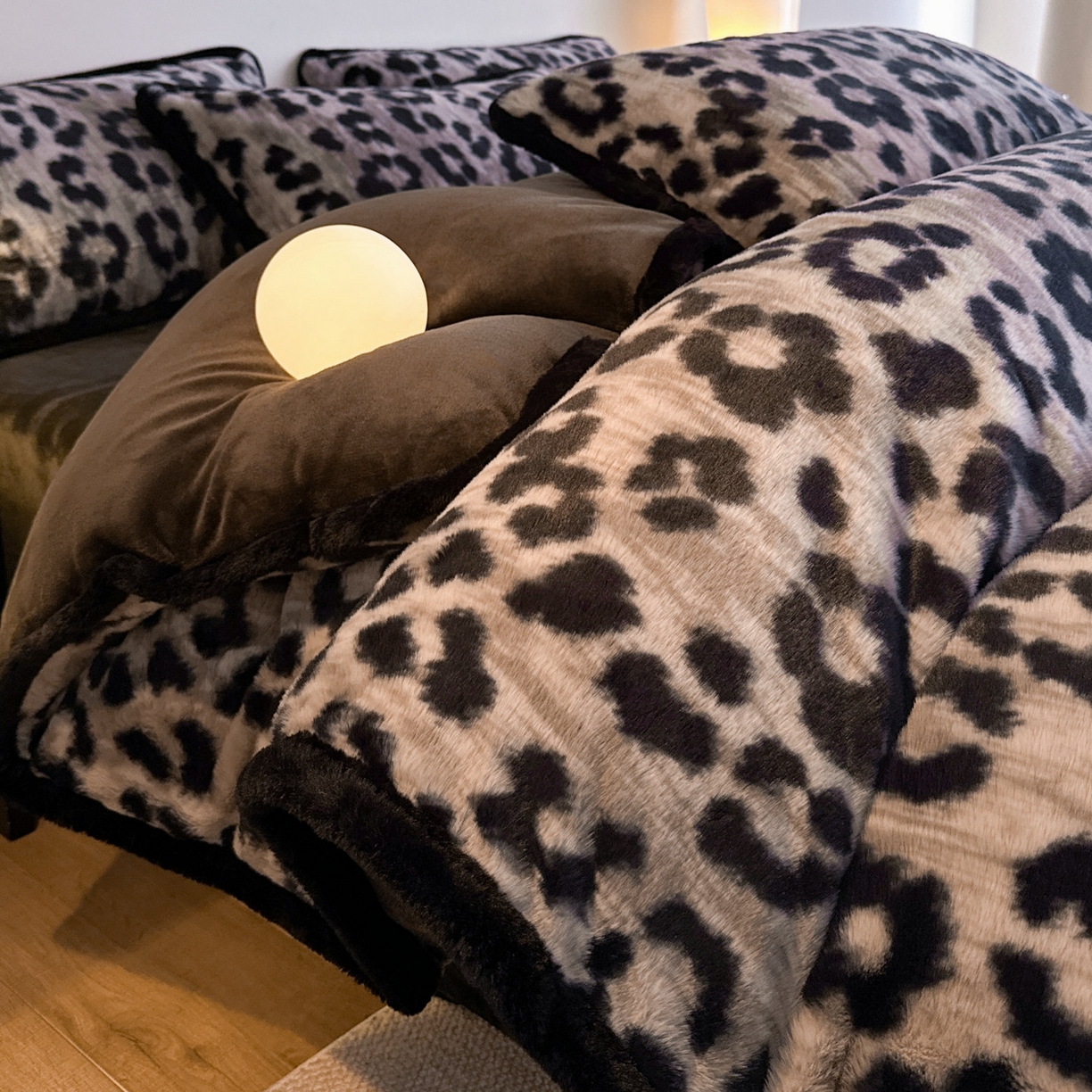 91家纺网 家纺一手货源 找家纺 梵克保罗 2025秋冬新款加厚8斤包边款美拉德仿兔毛皮草牛奶绒四件套 美拉德包边款-浪漫雪豹