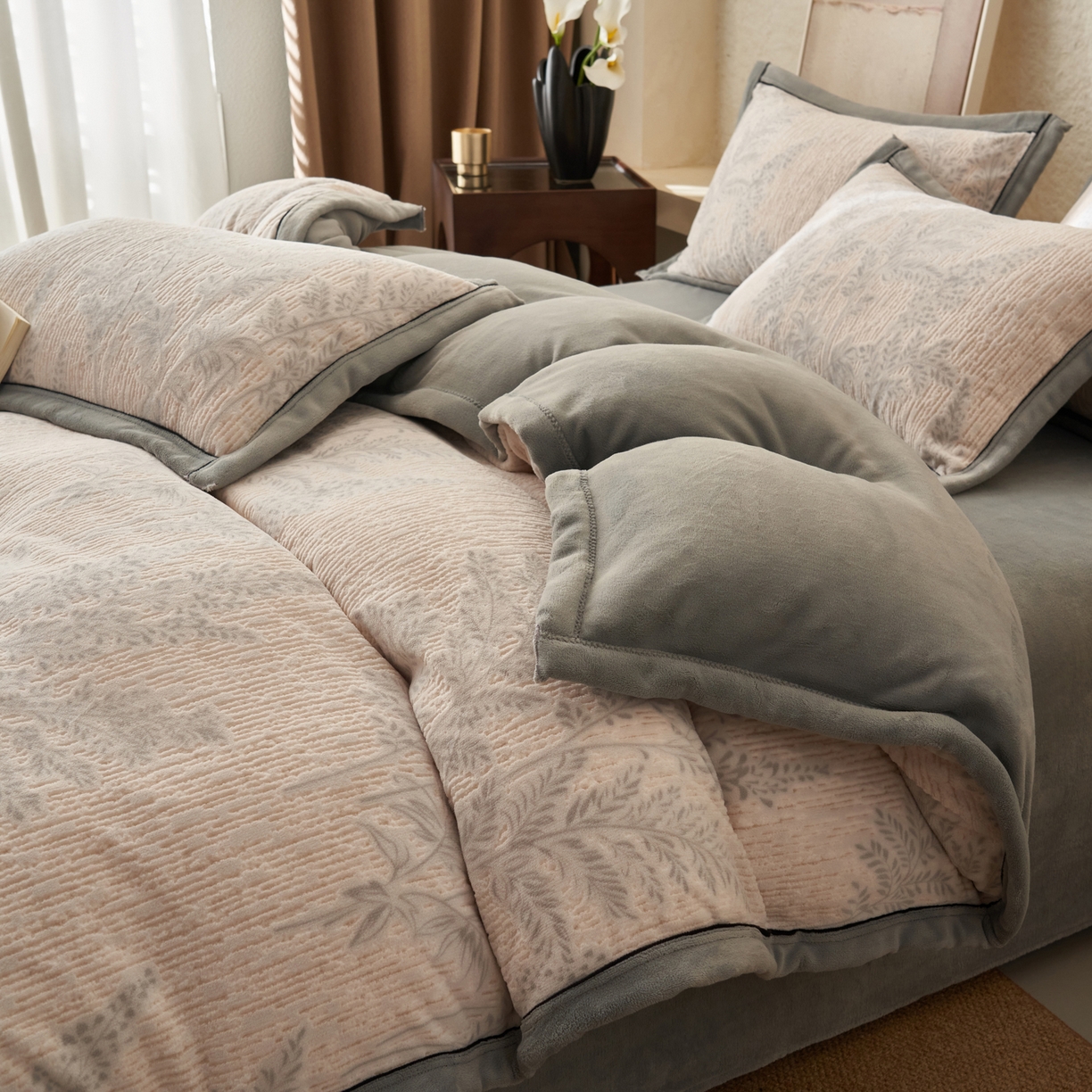 91家纺网 家纺一手货源 找家纺 寐绸家纺 2025秋冬新款230g牛奶绒染色雕花四件套 雕花四件套-浮生