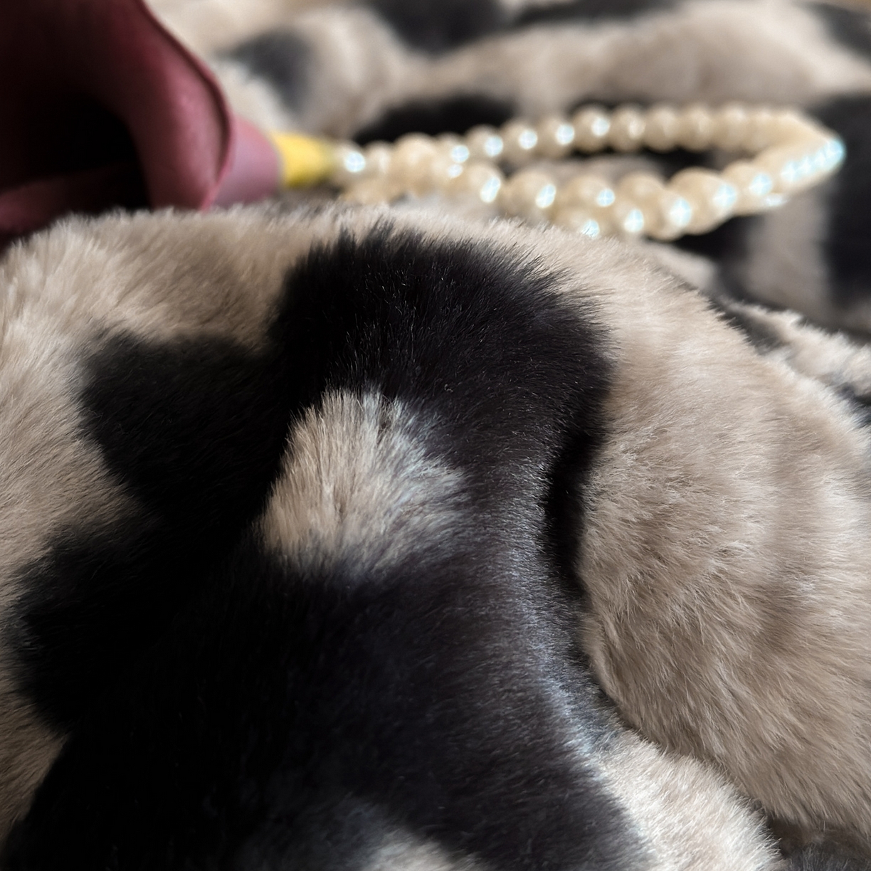 91家纺网 家纺一手货源 找家纺 梵克保罗 2025秋冬新款加厚8斤包边款美拉德仿兔毛皮草牛奶绒四件套 美拉德包边款-浪漫雪豹