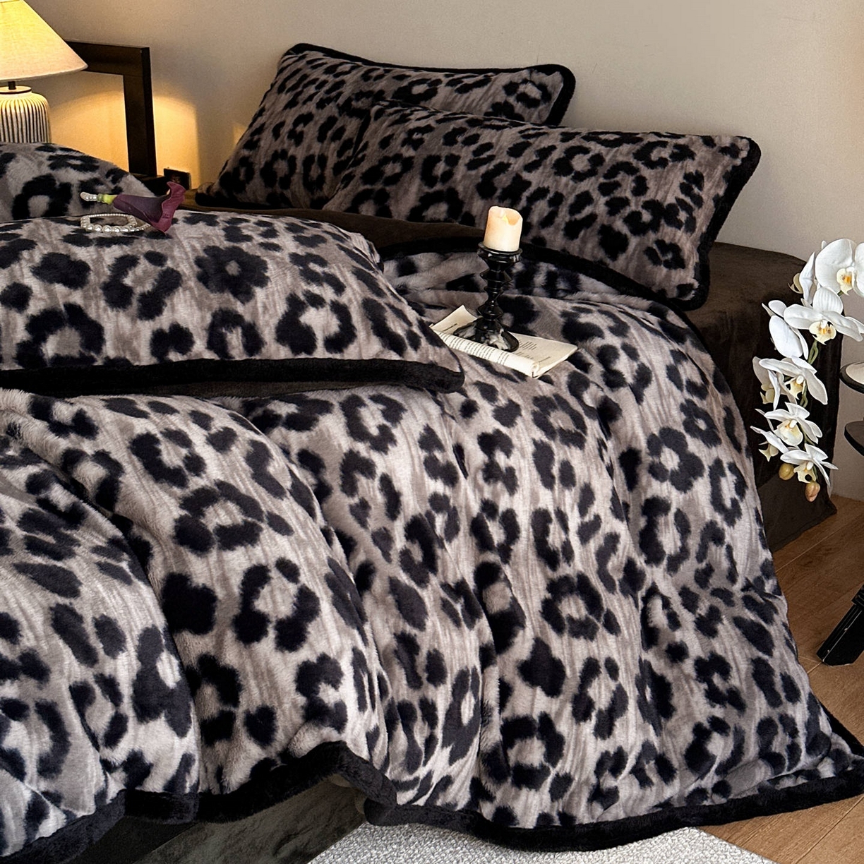 91家纺网 家纺一手货源 找家纺 梵克保罗 2025秋冬新款加厚8斤包边款美拉德仿兔毛皮草牛奶绒四件套 美拉德包边款-浪漫雪豹