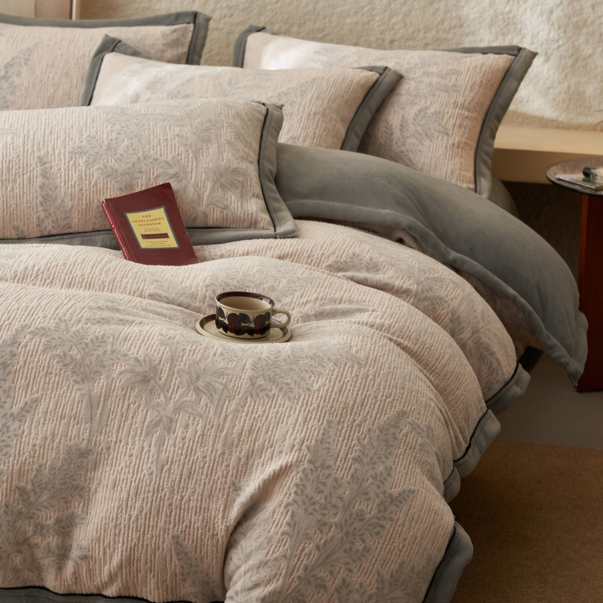 91家纺网 家纺一手货源 找家纺 寐绸家纺 2025秋冬新款230g牛奶绒染色雕花四件套 雕花四件套-浮生