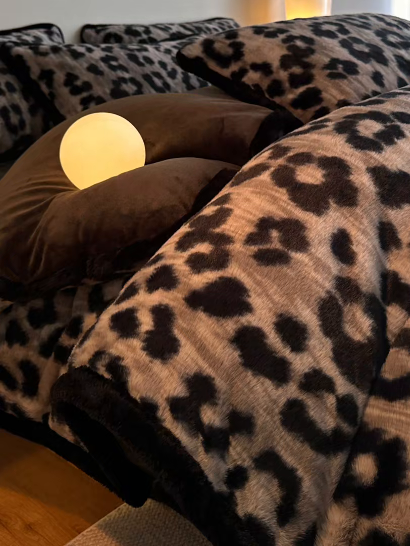 91家纺网 家纺一手货源 找家纺 梵克保罗 2025秋冬新款加厚8斤包边款美拉德仿兔毛皮草牛奶绒四件套 美拉德包边款-浪漫雪豹