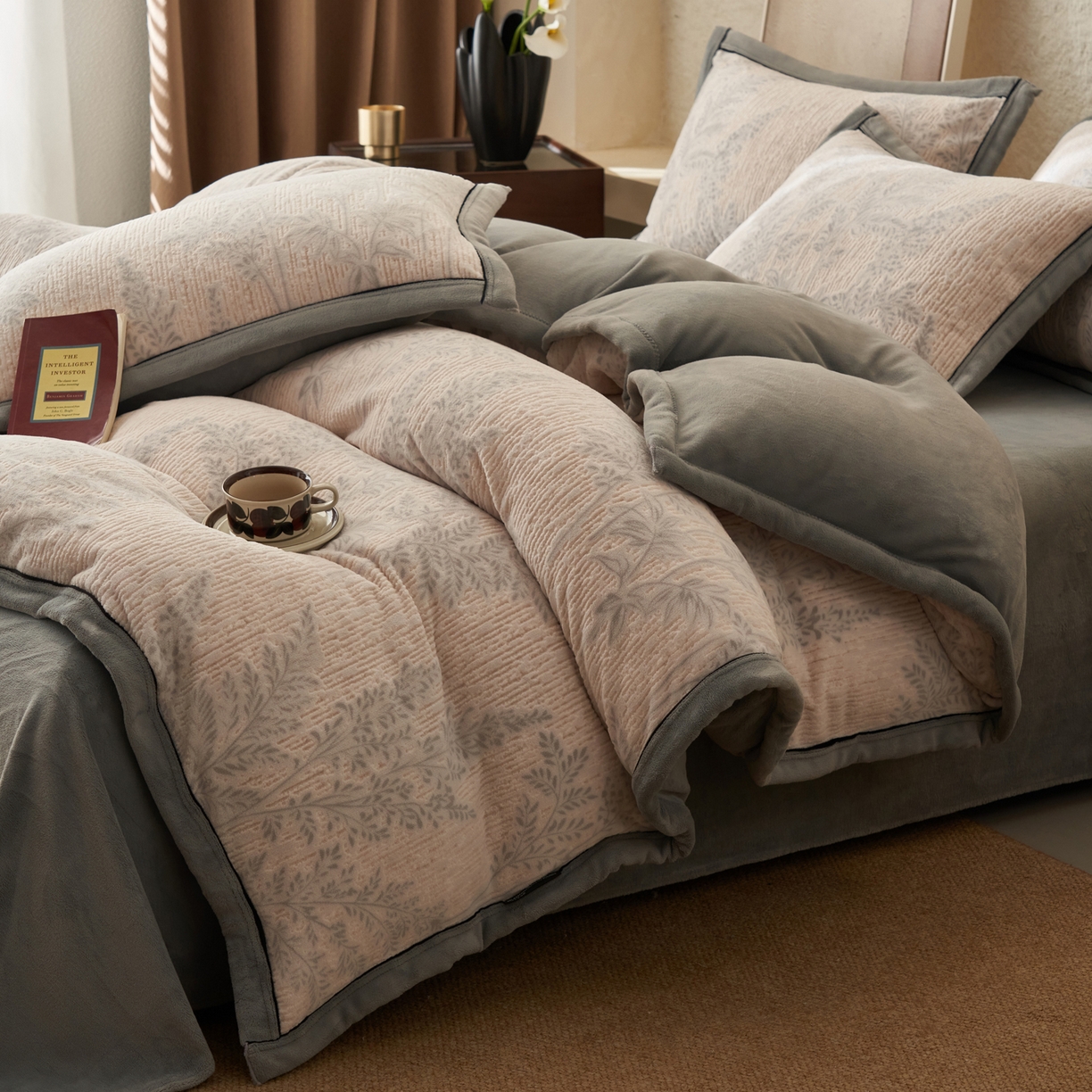 91家纺网 家纺一手货源 找家纺 寐绸家纺 2025秋冬新款230g牛奶绒染色雕花四件套 雕花四件套-浮生