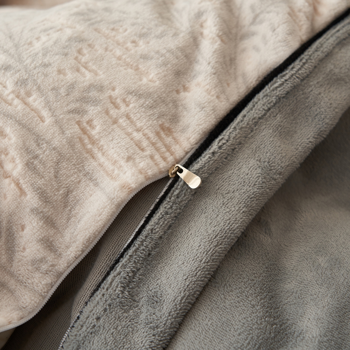 91家纺网 家纺一手货源 找家纺 寐绸家纺 2025秋冬新款230g牛奶绒染色雕花四件套 雕花四件套-浮生