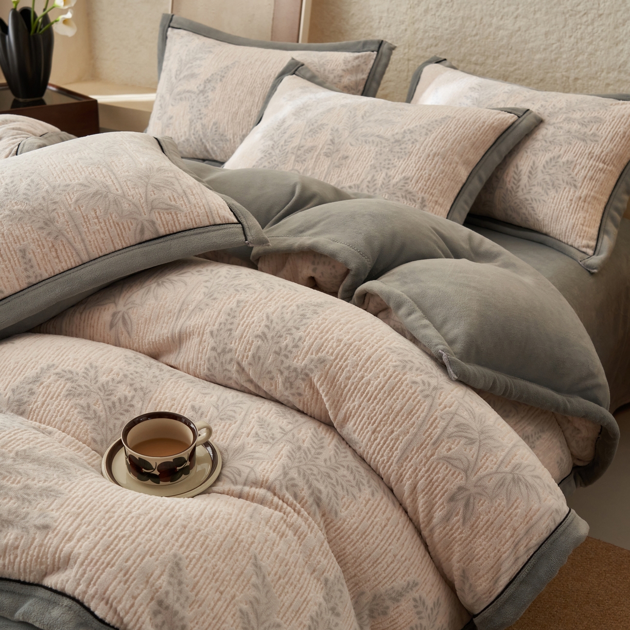 91家纺网 家纺一手货源 找家纺 寐绸家纺 2025秋冬新款230g牛奶绒染色雕花四件套 雕花四件套-浮生