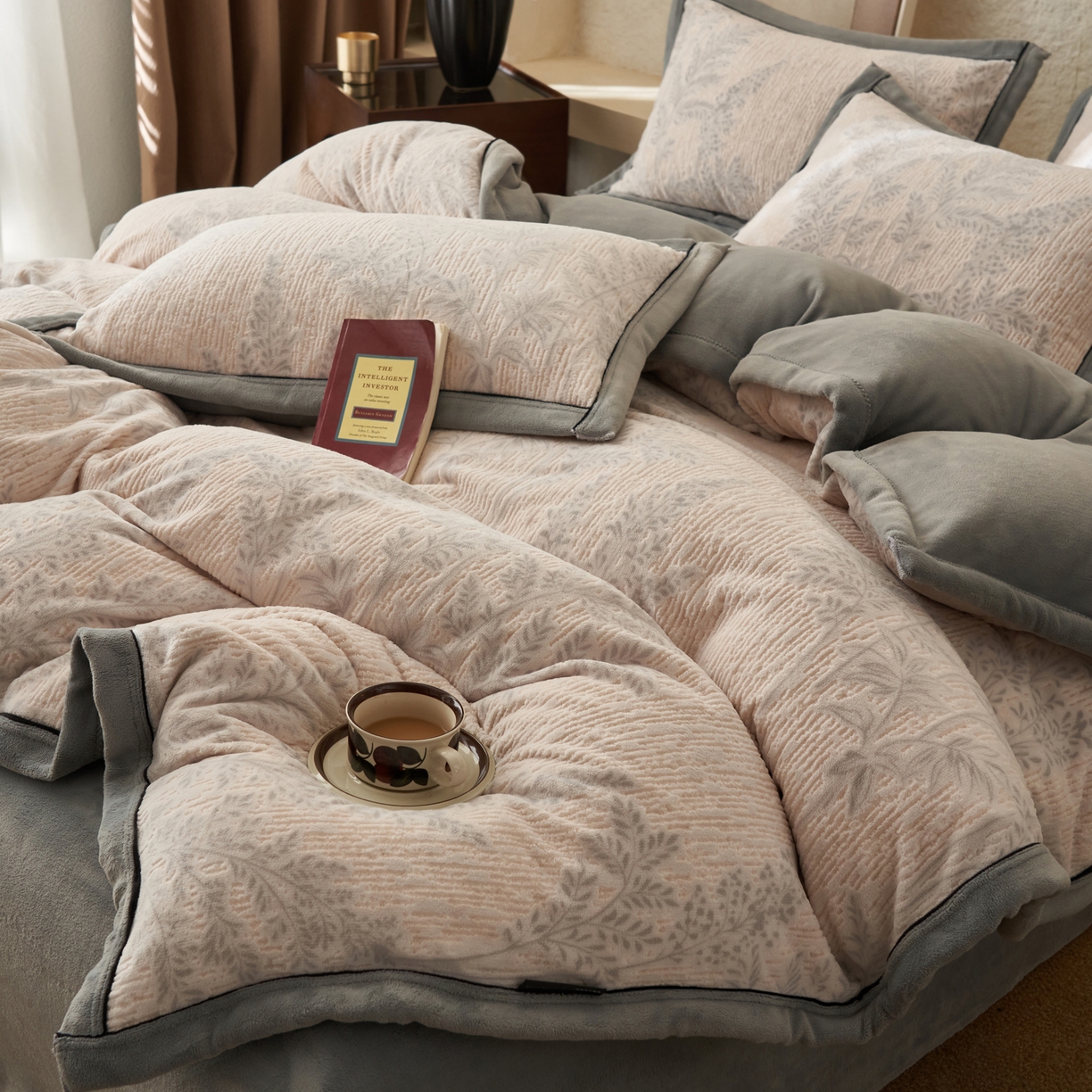 91家纺网 家纺一手货源 找家纺 寐绸家纺 2025秋冬新款230g牛奶绒染色雕花四件套 雕花四件套-浮生