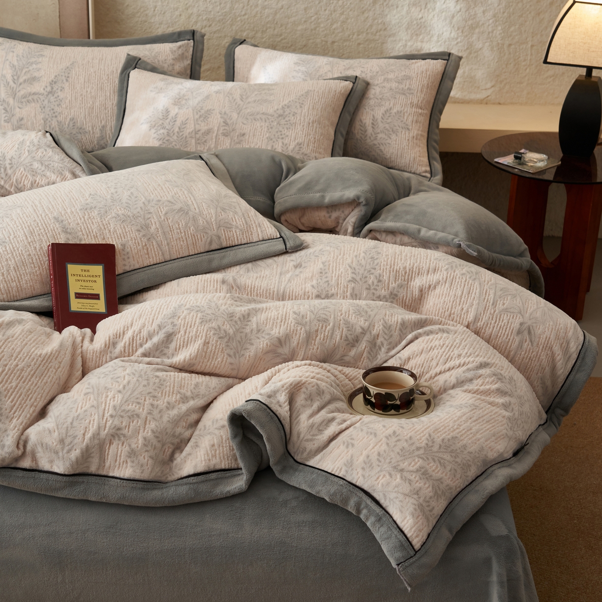 91家纺网 家纺一手货源 找家纺 寐绸家纺 2025秋冬新款230g牛奶绒染色雕花四件套 雕花四件套-浮生