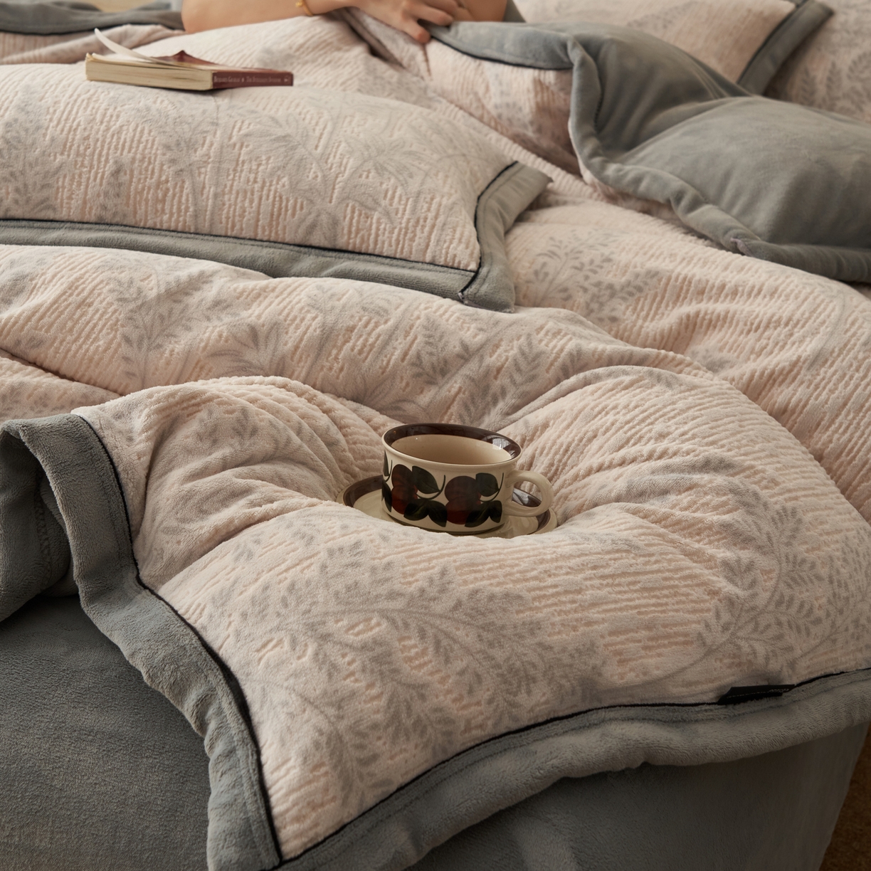 91家纺网 家纺一手货源 找家纺 寐绸家纺 2025秋冬新款230g牛奶绒染色雕花四件套 雕花四件套-浮生