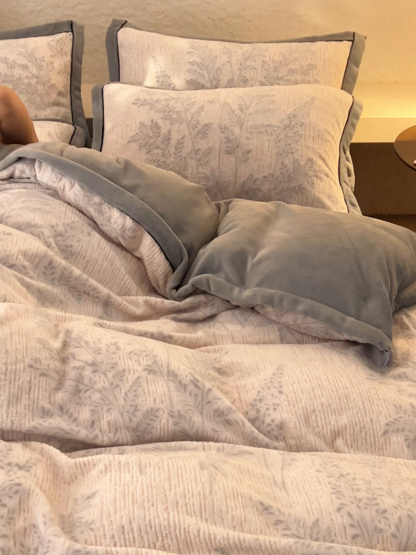 91家纺网 家纺一手货源 找家纺 寐绸家纺 2025秋冬新款230g牛奶绒染色雕花四件套 雕花四件套-浮生