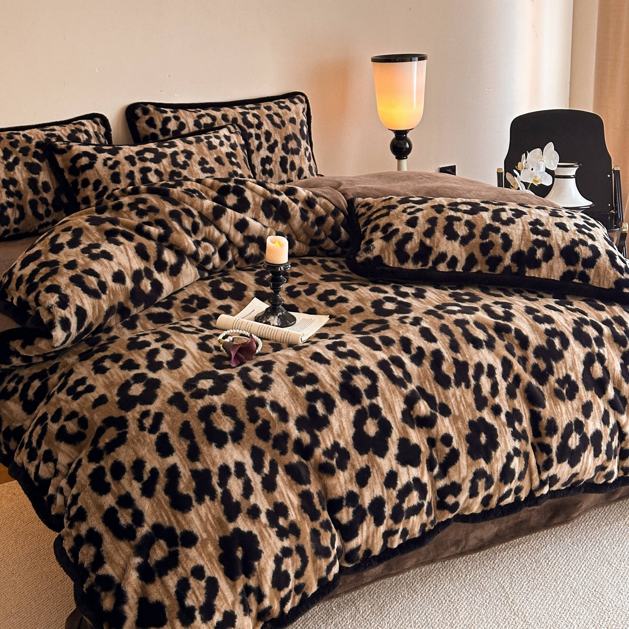 91家纺网 家纺一手货源 找家纺 梵克保罗 2025秋冬新款加厚8斤包边款美拉德仿兔毛皮草牛奶绒四件套 美拉德包边款-鎏金豹迹