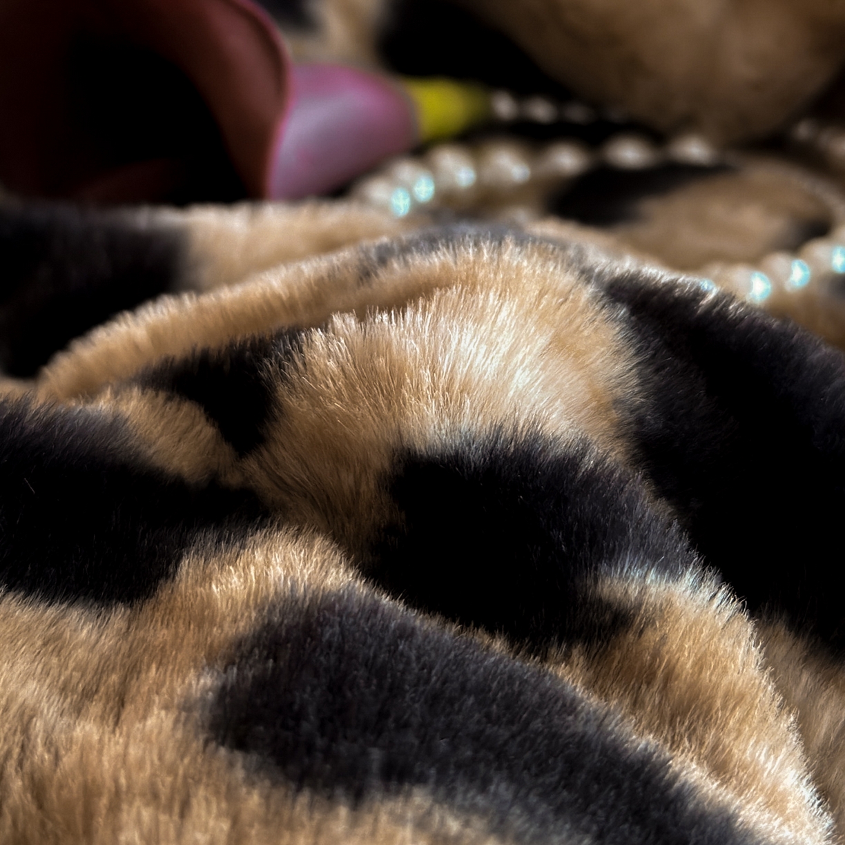 91家纺网 家纺一手货源 找家纺 梵克保罗 2025秋冬新款加厚8斤包边款美拉德仿兔毛皮草牛奶绒四件套 美拉德包边款-鎏金豹迹