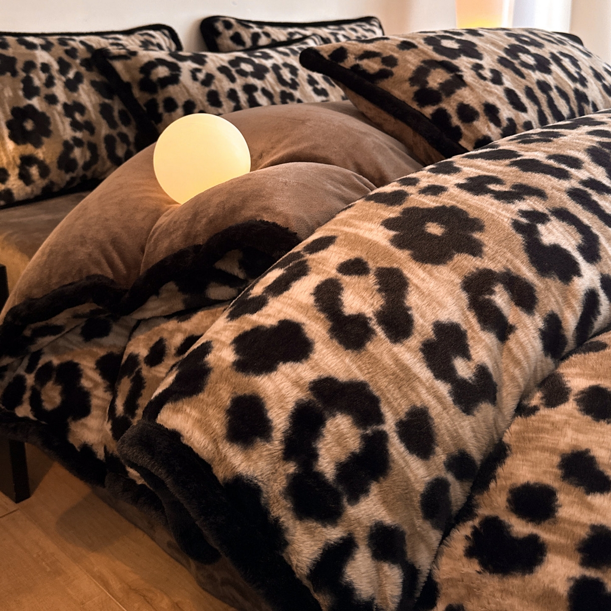 91家纺网 家纺一手货源 找家纺 梵克保罗 2025秋冬新款加厚8斤包边款美拉德仿兔毛皮草牛奶绒四件套 美拉德包边款-鎏金豹迹