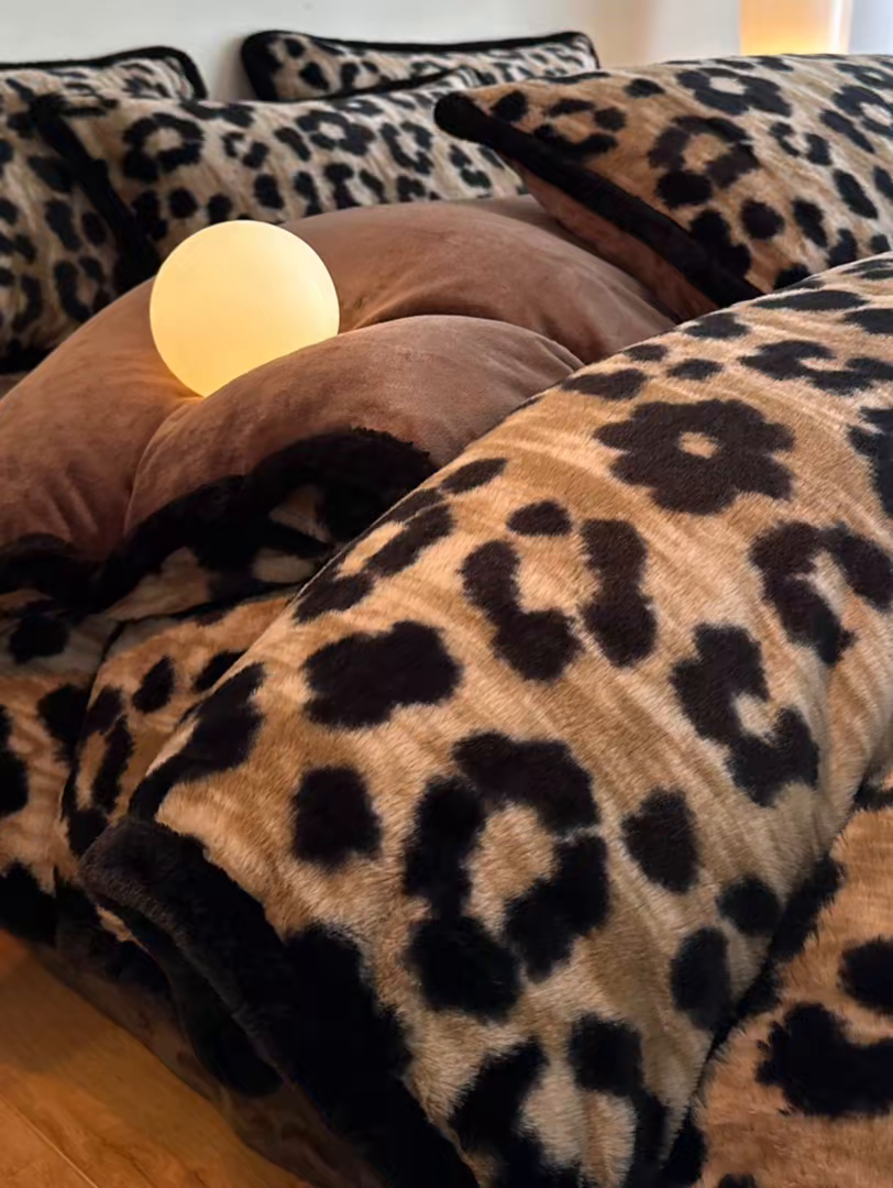 91家纺网 家纺一手货源 找家纺 梵克保罗 2025秋冬新款加厚8斤包边款美拉德仿兔毛皮草牛奶绒四件套 美拉德包边款-鎏金豹迹