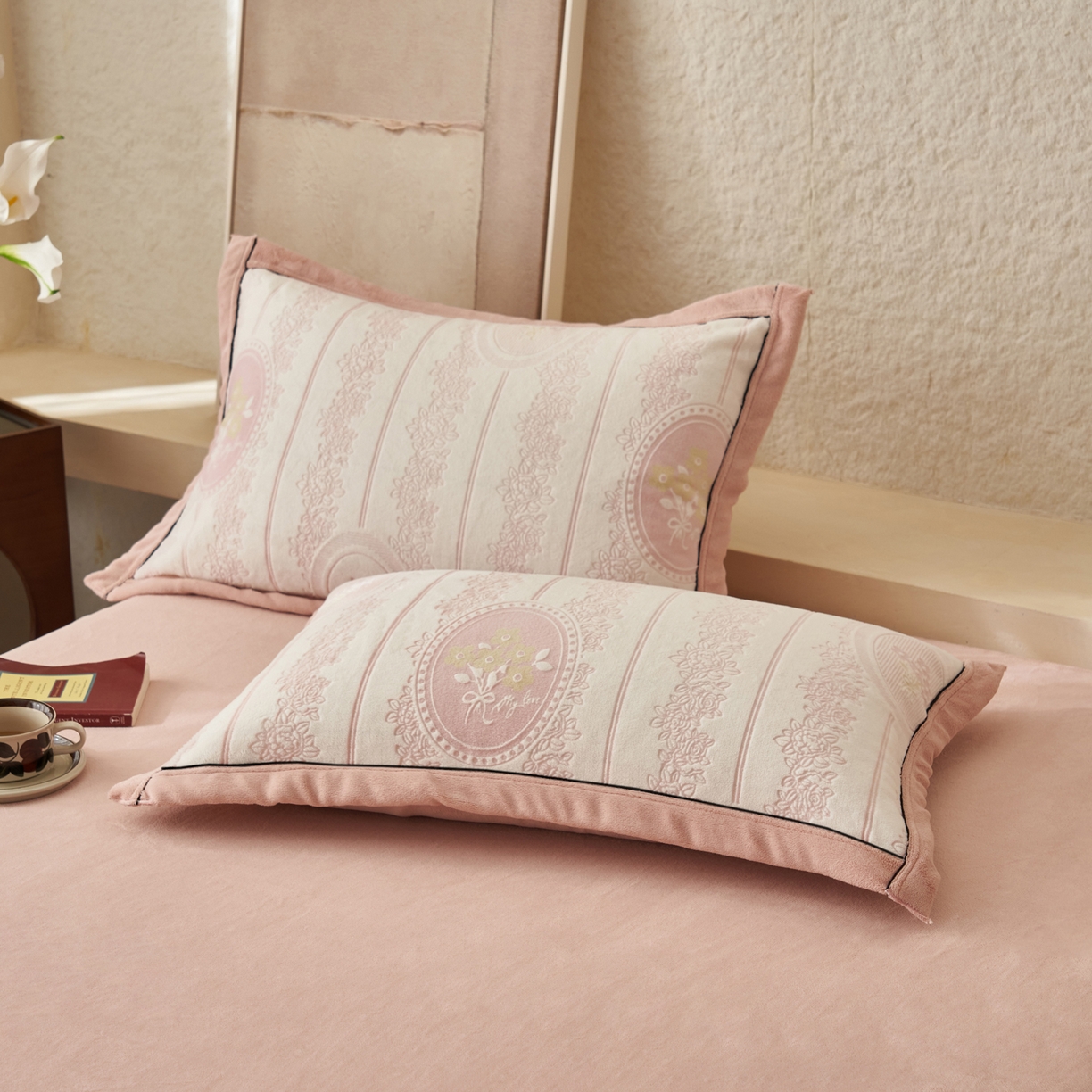 91家纺网 家纺一手货源 找家纺 寐绸家纺 2025秋冬新款230g牛奶绒染色雕花四件套 雕花四件套-花境