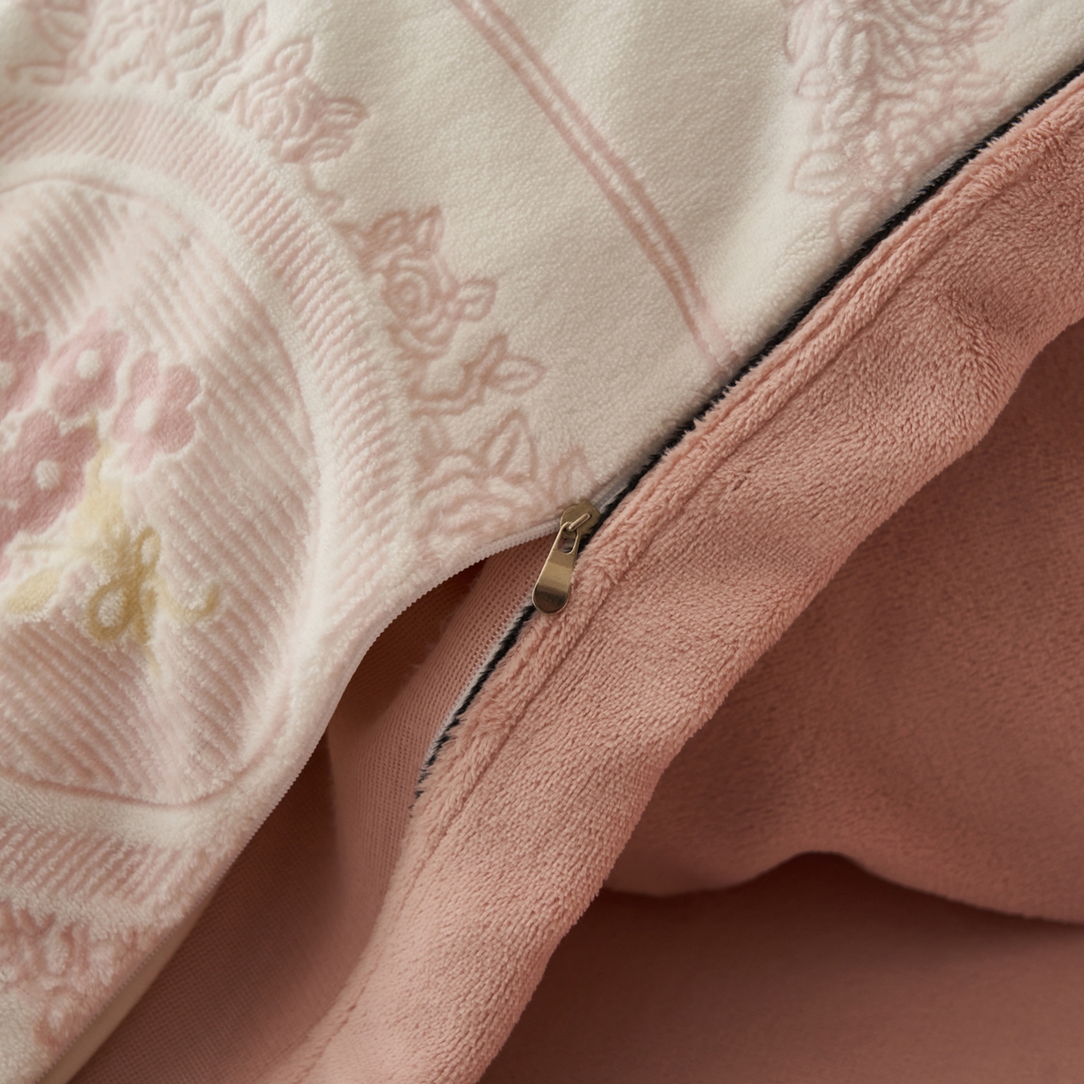 91家纺网 家纺一手货源 找家纺 寐绸家纺 2025秋冬新款230g牛奶绒染色雕花四件套 雕花四件套-花境