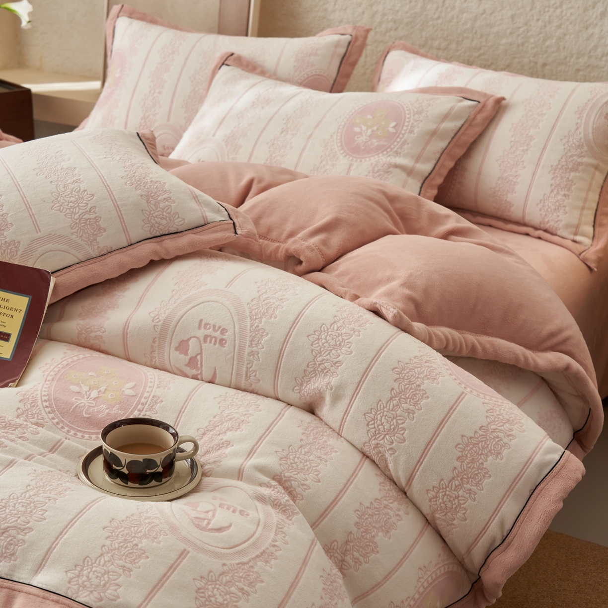 91家纺网 家纺一手货源 找家纺 寐绸家纺 2025秋冬新款230g牛奶绒染色雕花四件套 雕花四件套-花境