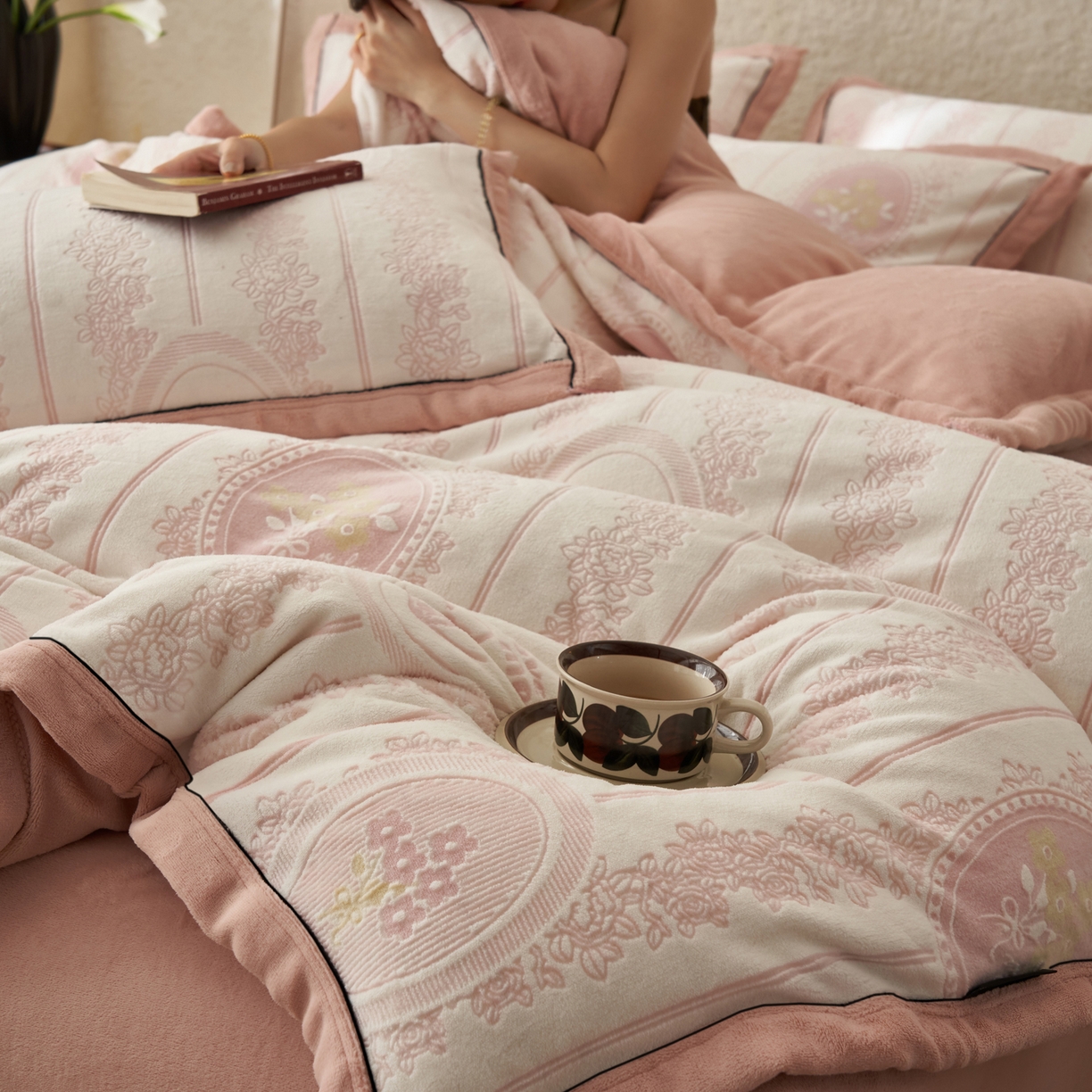 91家纺网 家纺一手货源 找家纺 寐绸家纺 2025秋冬新款230g牛奶绒染色雕花四件套 雕花四件套-花境