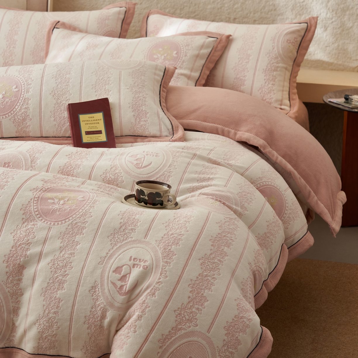 91家纺网 家纺一手货源 找家纺 寐绸家纺 2025秋冬新款230g牛奶绒染色雕花四件套 雕花四件套-花境