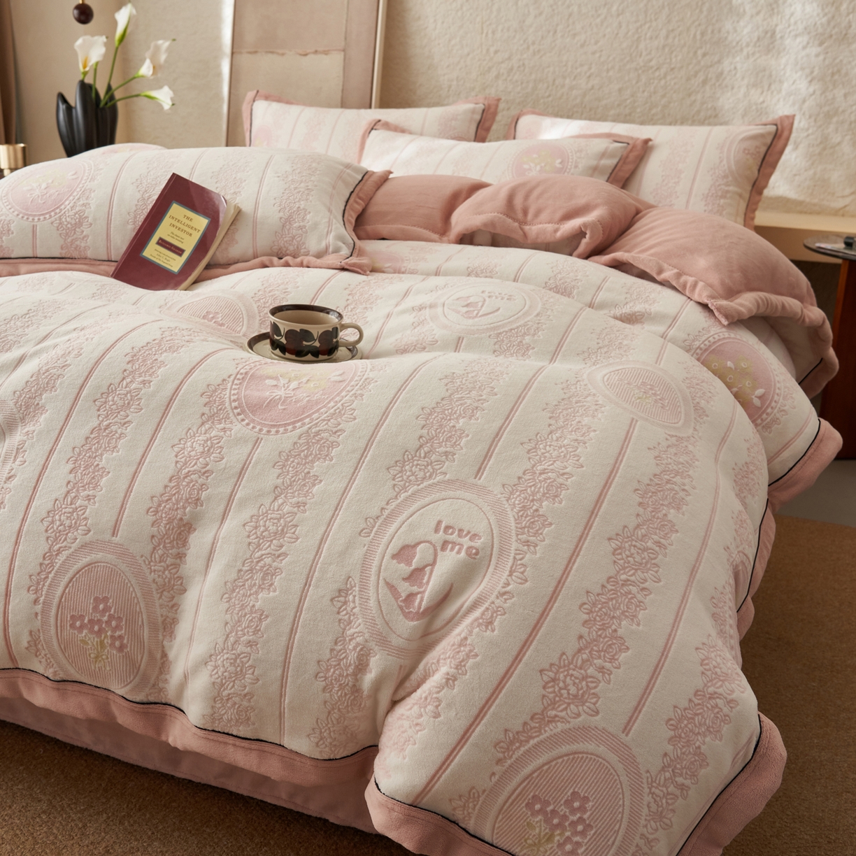 91家纺网 家纺一手货源 找家纺 寐绸家纺 2025秋冬新款230g牛奶绒染色雕花四件套 雕花四件套-花境