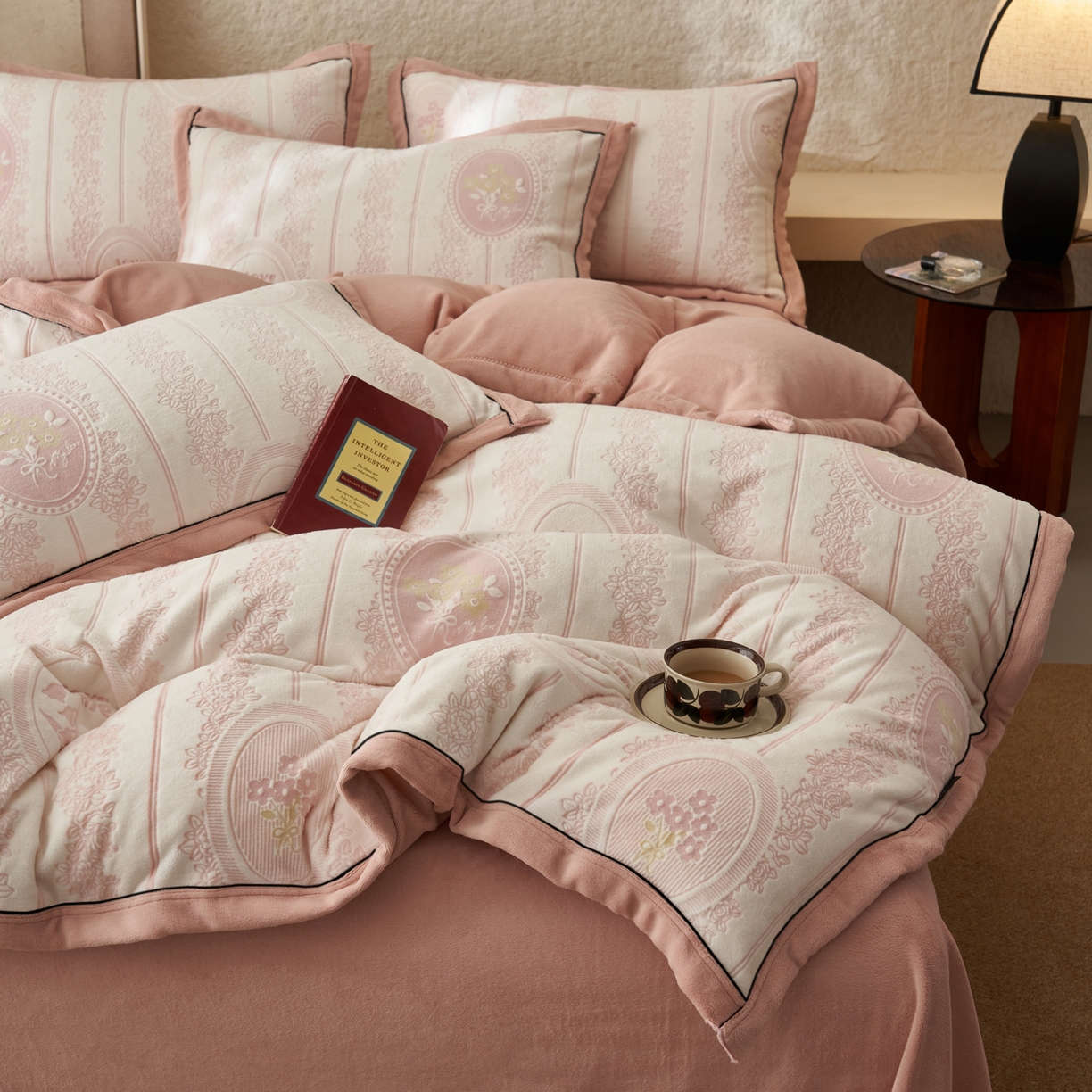 91家纺网 家纺一手货源 找家纺 寐绸家纺 2025秋冬新款230g牛奶绒染色雕花四件套 雕花四件套-花境