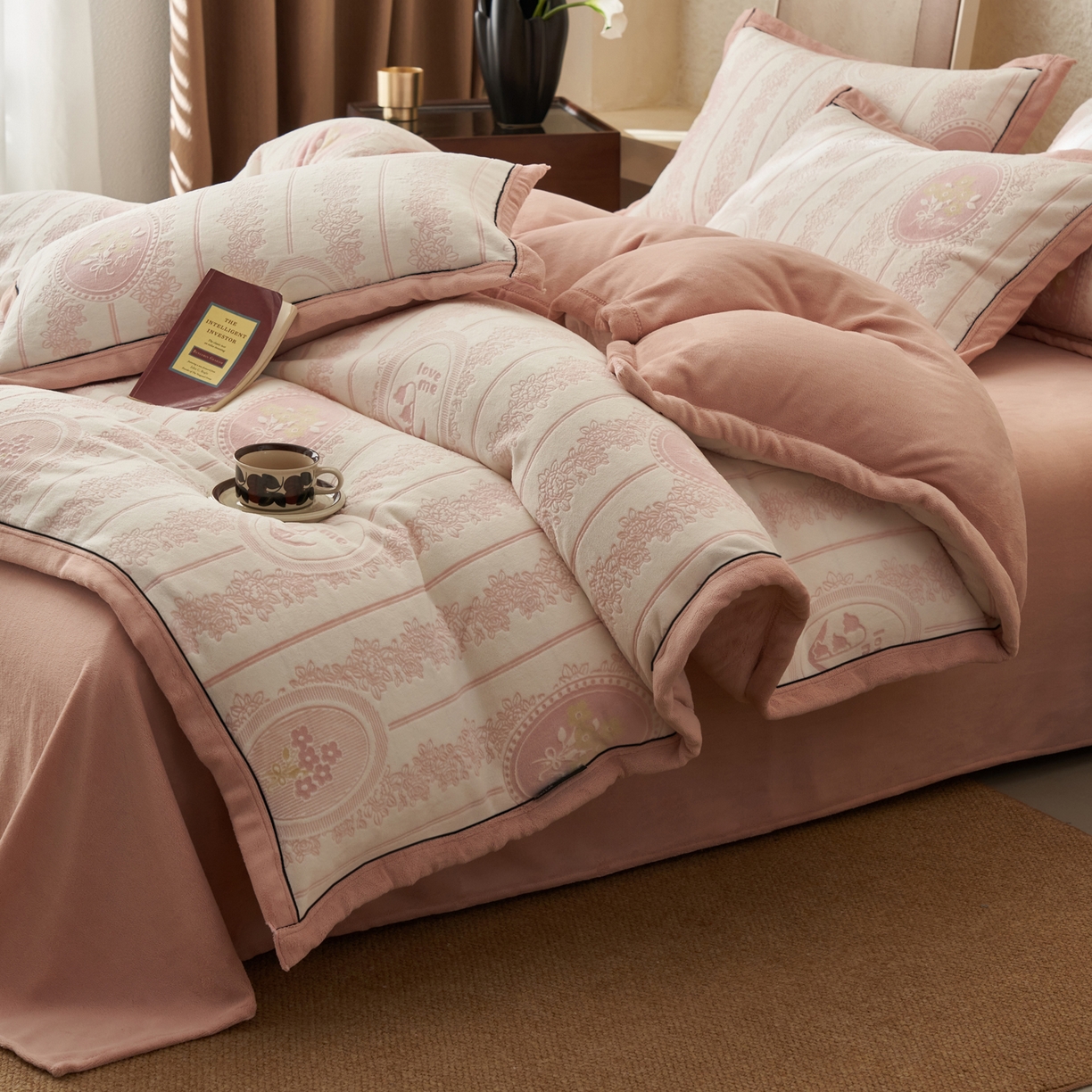 91家纺网 家纺一手货源 找家纺 寐绸家纺 2025秋冬新款230g牛奶绒染色雕花四件套 雕花四件套-花境