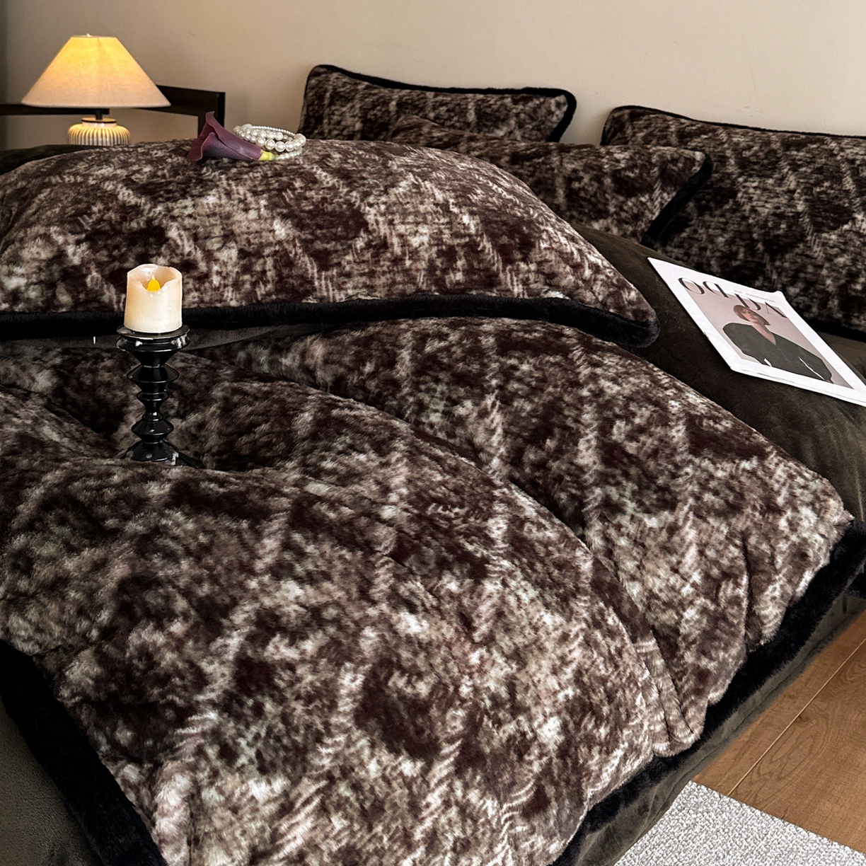 91家纺网 家纺一手货源 找家纺 梵克保罗 2025秋冬新款加厚8斤包边款美拉德仿兔毛皮草牛奶绒四件套 美拉德包边款-绿野仙踪