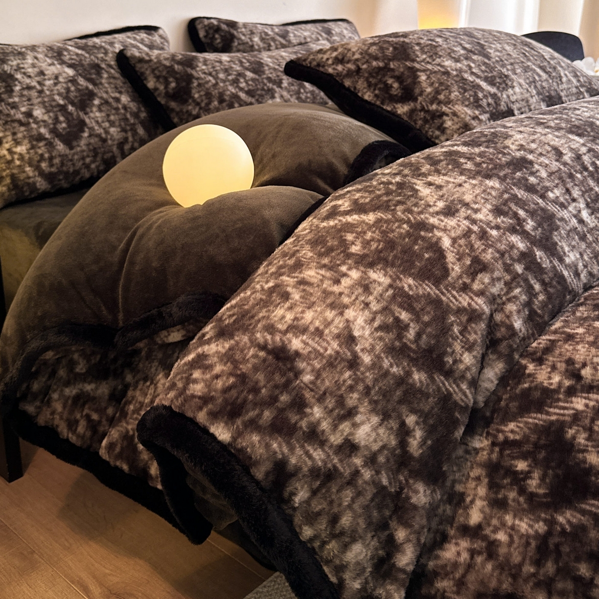 91家纺网 家纺一手货源 找家纺 梵克保罗 2025秋冬新款加厚8斤包边款美拉德仿兔毛皮草牛奶绒四件套 美拉德包边款-绿野仙踪