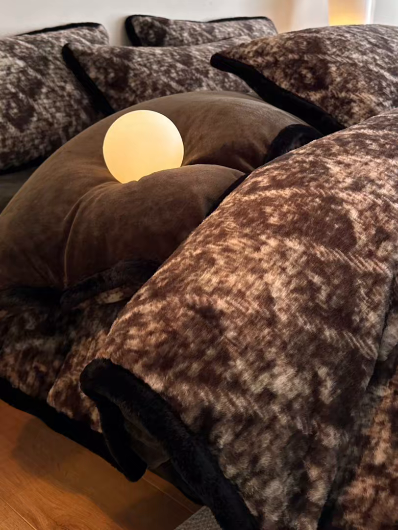 91家纺网 家纺一手货源 找家纺 梵克保罗 2025秋冬新款加厚8斤包边款美拉德仿兔毛皮草牛奶绒四件套 美拉德包边款-绿野仙踪