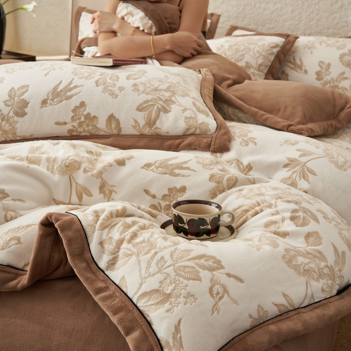 91家纺网 家纺一手货源 找家纺 寐绸家纺 2025秋冬新款230g牛奶绒染色雕花四件套 雕花四件套-玛雅